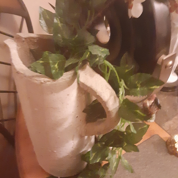 I have Jewelry- Betsy Johnson necklace - house decor- coach 👛 and a poppet purs - Picture 11 of 16